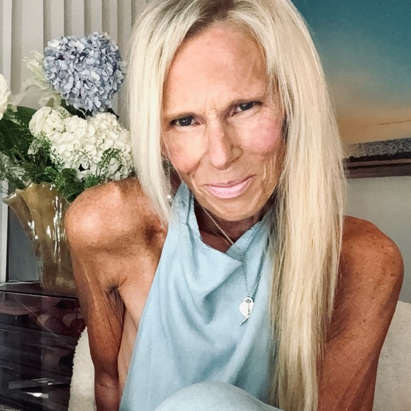 Meet your Posher, Christine. Lover of Brands, ALL things T&Co. & clothing! - Picture 16 of 16